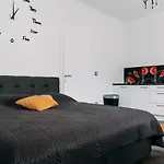 Lora & Lana アパート *