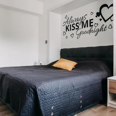 Lora & Lana Apartman *