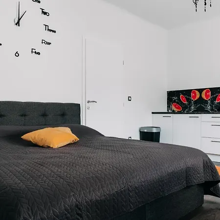 Lora & Lana Apartman *