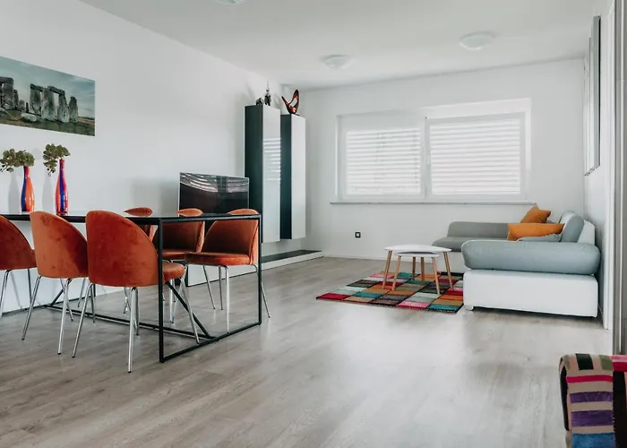 Lora & Lana Apartman *